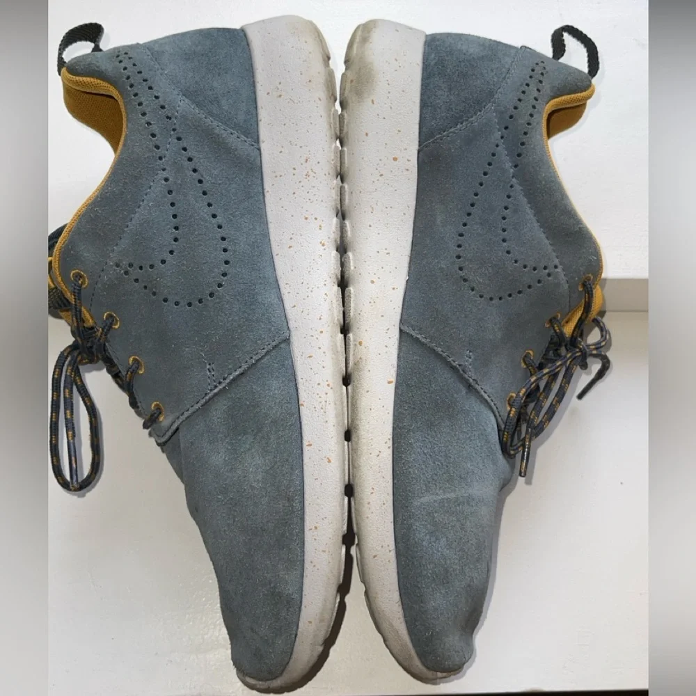 Nike Rosherun Blue and Yellow Athletic Shoes with Cushioned Design